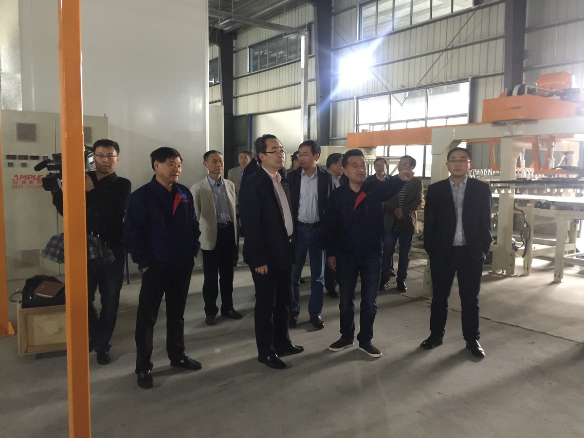 我司董事长苏晓渭向余县长一行介绍回流线车间生产设备情况